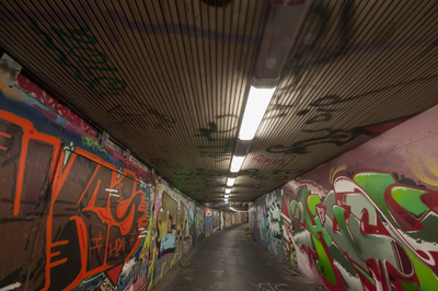825741 Gezicht in de fietstunnel onder het Westplein te Utrecht, met op de tunnelwanden graffiti.N.B. De fietstunnel is ...